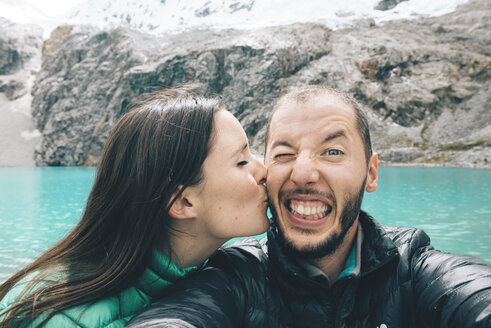Peru, Cordillera Blanca, Huaraz, Huascaran National Park, Selfie des glücklichen Paares an der Laguna 69 - GEMF01047
