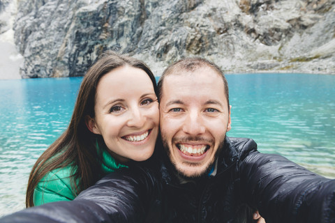 Peru, Cordillera Blanca, Huaraz, Huascaran National Park, Selfie des glücklichen Paares an der Laguna 69, lizenzfreies Stockfoto