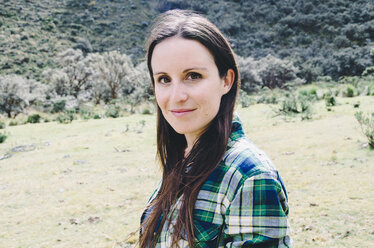 Peru, Cordillera Blanca, Huaraz, Huascaran National Park, portrait of hiker woman - GEMF01050