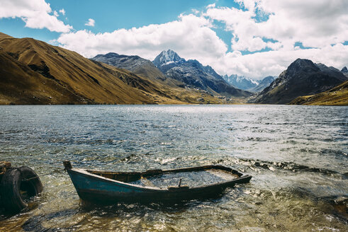 Peru, Huaraz, in einer Lagune versunkenes Holzboot mit den Bergen der Cordillera Blanca im Hintergrund - GEMF01052