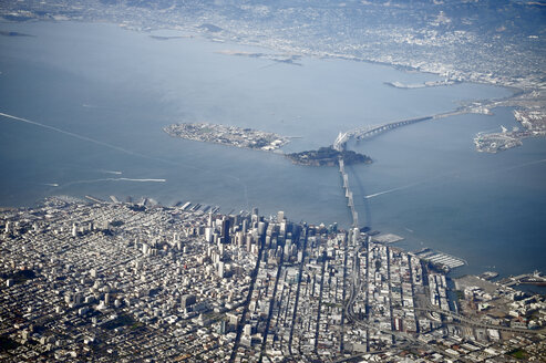 USA, Kalifornien, Blick aus dem Flugzeugfenster auf San Francisco - BRF01354