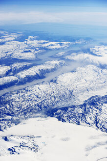 Grönland, Blick aus dem Flugzeugfenster auf Gletscher, Fjorde, Meer und Berge - BRF01356
