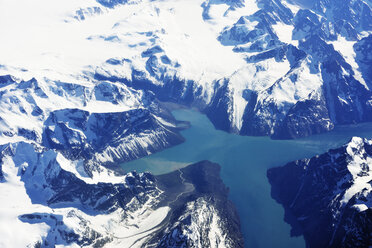Grönland, Blick aus dem Flugzeugfenster auf Gletscher, Fjorde und Berge - BRF01358