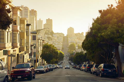 USA, Kalifornien, San Francisco, Blick entlang der Union Street auf dem Russian Hill im Abendlicht, lizenzfreies Stockfoto