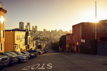 USA, Kalifornien, San Francisco, Blick entlang der Filbert Street auf dem Russian Hill im Abendlicht - BRF01362