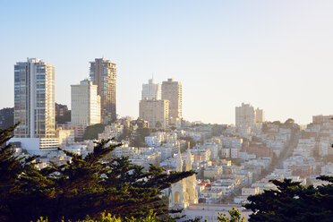 USA, Kalifornien, San Francisco, Blick vom Telegraph Hill auf Nob Hill und Russian Hill mit der St. Peter und Paul Kirche - BRF01363