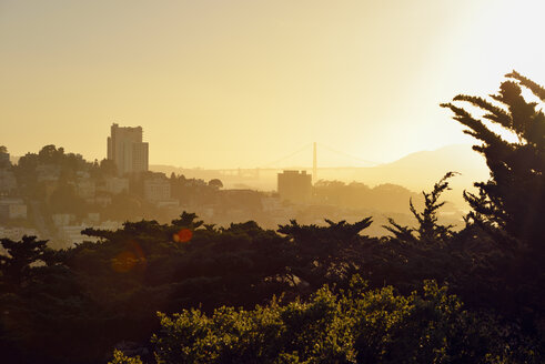 USA, Kalifornien, San Francisco, Blick vom Telegraph Hill auf Russian Hill und Golden Gate Bridge im Abendlicht - BRF01365