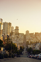 USA, Kalifornien, San Francisco, Blick entlang der Union Street auf dem Russian Hill im Abendlicht - BRF01367