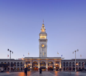 USA, Kalifornien, San Francisco, Ferry Building und Ferry Plaza am Embarcadero zur blauen Stunde - BRF01369