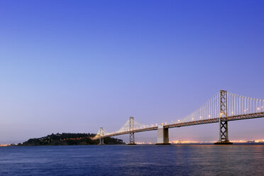 USA, Kalifornien, San Francisco, Blick vom Pier 14 auf die Oakland Bay Bridge und Yerba Buena Island zur blauen Stunde - BRF01371