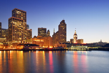 USA, Kalifornien, San Francisco, Financial District, Embarcadero, Ferry Building und Telegraph Hill mit Coit Tower zur blauen Stunde - BRF01372