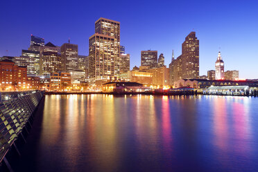 USA, Kalifornien, San Francisco, Financial District, Embarcadero und Ferry Building zur blauen Stunde - BRF01373