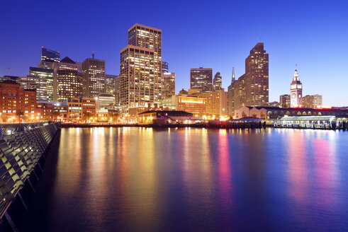 USA, Kalifornien, San Francisco, Financial District, Embarcadero und Ferry Building zur blauen Stunde - BRF01373
