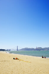 USA, Kalifornien, San Francisco, Golden Gate Bridge und Fort Point vom Strand des Presidio aus gesehen - BRF01377