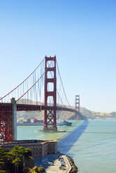 USA, Kalifornien, San Francisco, Containerschiff unter der Golden Gate Bridge - BRF01380