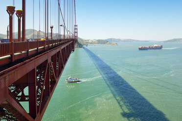 USA, Kalifornien, San Francisco, Schiffe unter der Golden Gate Bridge - BRF01381