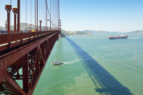 USA, Kalifornien, San Francisco, Schiffe unter der Golden Gate Bridge - BRF01381