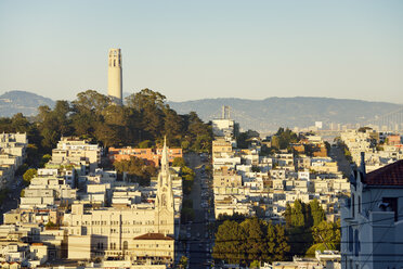 USA, Kalifornien, San Francisco, Blick vom Russian Hill auf Telegraph Hill mit Coit Tower - BRF01386