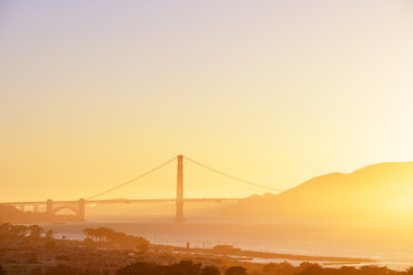 USA, Kalifornien, San Francisco, Golden Gate Bridge im Abendlicht - BRF01388