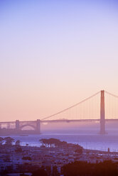 USA, Kalifornien, San Francisco, Golden Gate Bridge im Abendlicht - BRF01390
