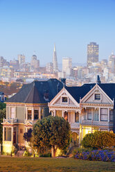 USA, Kalifornien, San Francisco, Viktorianische Häuser in der Steiner Street am Alamo Square vor der Skyline - BRF01399