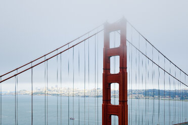 USA, Kalifornien, San Francisco, Golden Gate Bridge im Nebel, gesehen von Battery Spencer - BRF01400