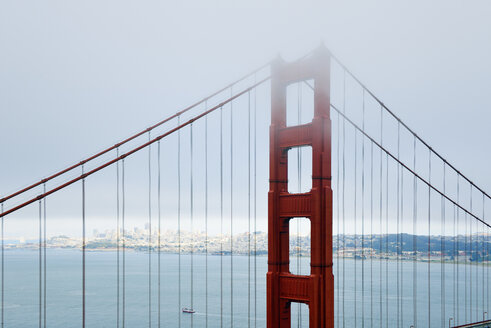 USA, Kalifornien, San Francisco, Golden Gate Bridge im Nebel, gesehen von Battery Spencer - BRF01400