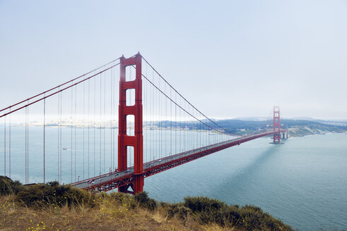 USA, Kalifornien, San Francisco, Golden Gate Bridge von Battery Spencer aus gesehen - BRF01401