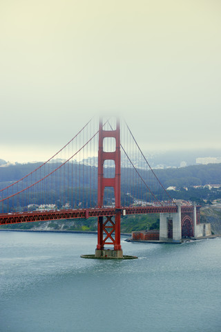 USA, Kalifornien, San Francisco, Golden Gate Bridge vom Golden Gate View Point aus gesehen, lizenzfreies Stockfoto