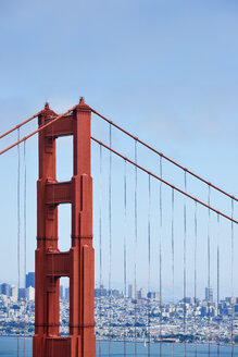 USA, Kalifornien, San Francisco, Pfeiler der Golden Gate Bridge, gesehen vom Golden Gate View Point - BRF01405
