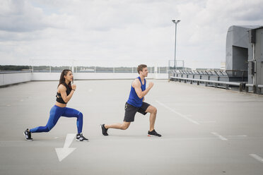 Man and woman doing lunges outdoor - ASCF00662