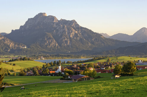 Deutschland, Bayern, Ostallgäu, Rieden am Forggensee, Schloss Neuschwanstein, Saeuling - LHF00501