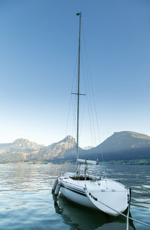 Österreich, Sankt Wolfgang, vertäutes Segelboot am See - JUNF00630