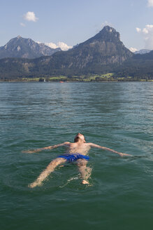 Österreich, Sankt Wolfgang, Mann schwimmt im See - JUNF00636