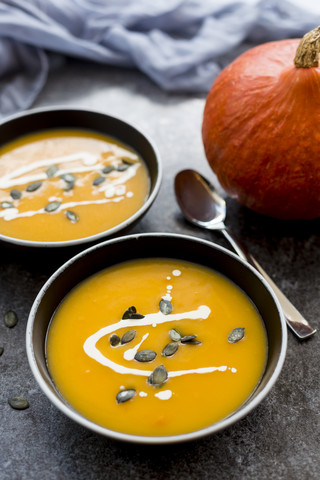 Kürbiscremesuppe in schwarzer Schale, lizenzfreies Stockfoto