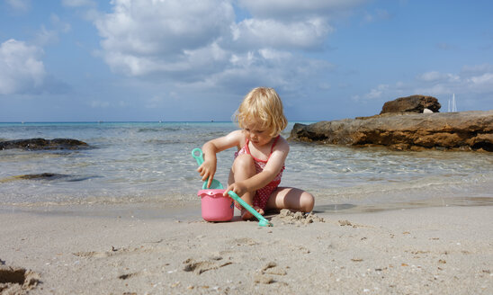 Kleines Mädchen spielt am Strand - LHF00502