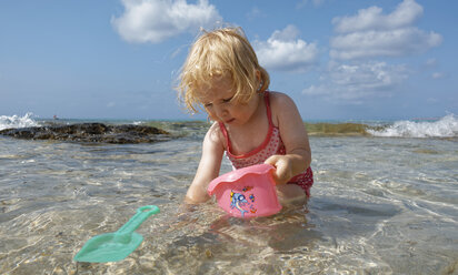 Kleines Mädchen spielt im Meer - LHF00503