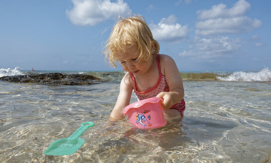 Little girl playing in the sea - LHF00503