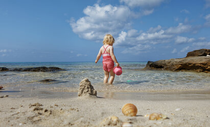 Kleines Mädchen spielt am Strand - LHF00504