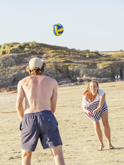 Pärchen am Strand beim Volleyballspielen - LAF01738