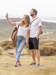 Pärchen am Strand, das ein Selfie macht - LAF01744