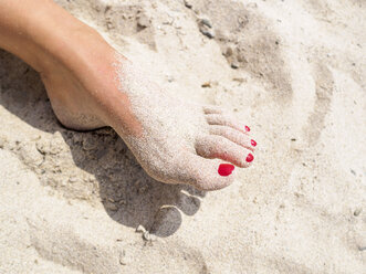 Der Fuß der Frau im Sand - LAF01746