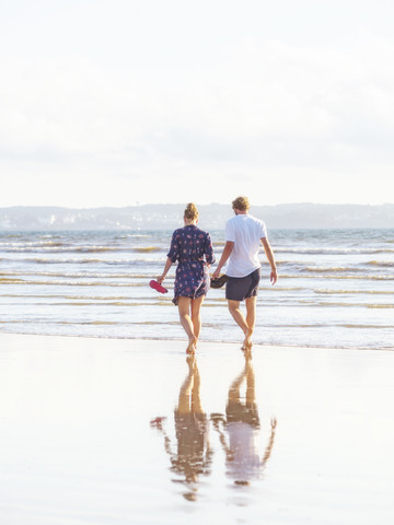 Pärchen beim Strandspaziergang, lizenzfreies Stockfoto