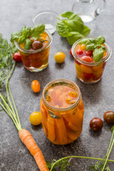 Fermentierte Tomaten und Karotten im Einmachglas - SARF02923