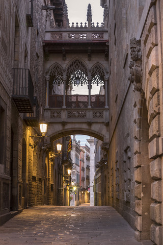 Spanien, Barcelona, Blick auf die Seufzerbrücke im Gotischen Viertel, lizenzfreies Stockfoto