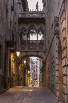 Spain, Barcelona, view to Bridge of Sighs at Gothic Quarter - YRF00124