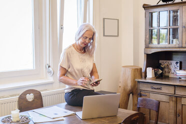 Businesswoman working at home office - JUNF00659