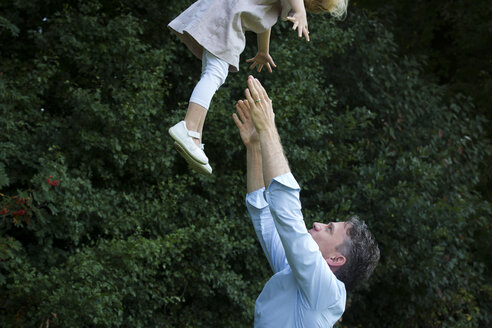 Father throwing his daughter in the air - JTLF00108