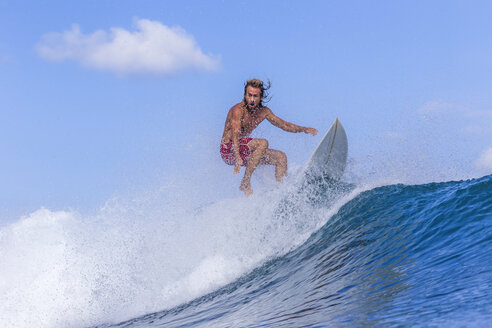 Surfer auf einer Welle - KNTF00508
