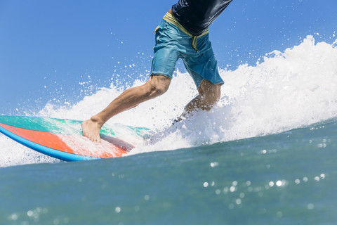 Indonesien, Bali, Surfer stehend auf Surfbrett, lizenzfreies Stockfoto